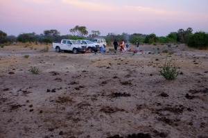 Campement de nuit lors d'une mission de terrain